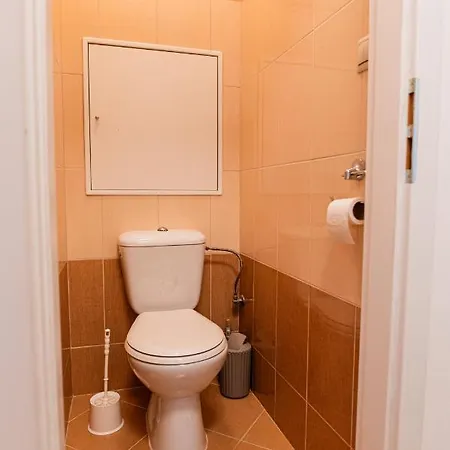 Private 1 Km From Center With Kitchen 公寓 *